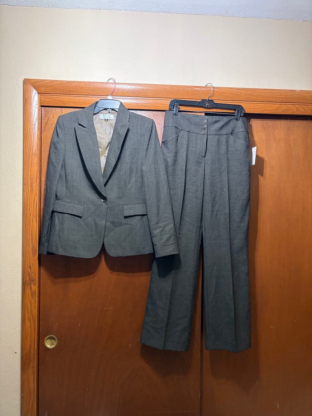 Tahari Arthur S Levine 2 Pc Suit Size 10 Olive Black Wide Leg Pants NWT